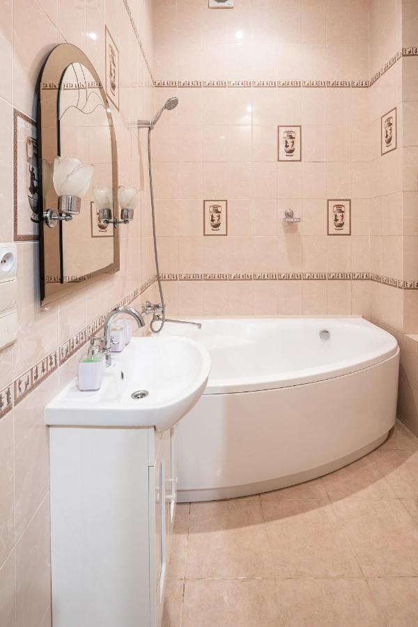 3 Bedrooms Royal Italian Style In An Austrian Building, Parking, Balcony Lvov Exteriér fotografie